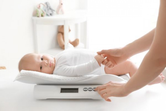 Îți faci griji că vei naște un bebe mare? 4 lucruri de știut despre greutatea la naștere a nou-născutului