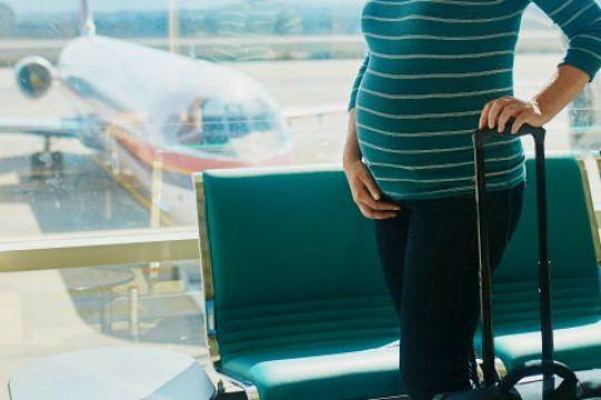 Ești însărcinată, dar vrei să călătorești cu avionul? Iată câteva reguli pe care ar trebui să le respecți