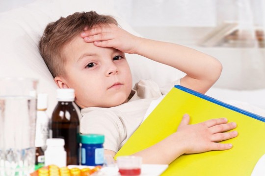 Studiu: Rezultatele slabe la școală pot fi cauza infecțiilor frecvente din copilărie și tratamentului incorect