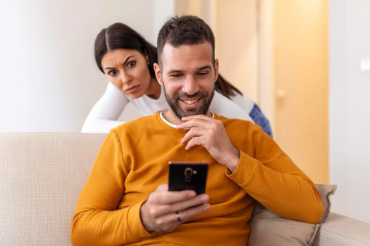5 semne secrete că partenerul tău te spionează prin telefon