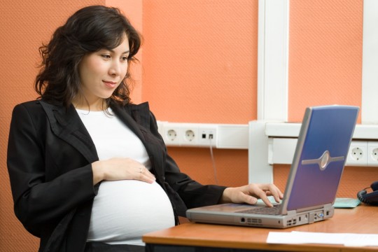 Angajatorii vor fi obligați să ofere femeilor însărcinate 16 ore libere, fără rețineri din salariu