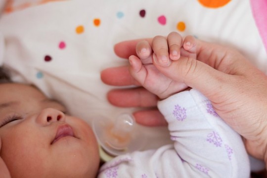 Și-a dăruit fetița nou-născută după ce a plasat pe internet anunțul că-și dă copilul în mâini bune