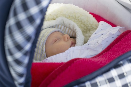 Cum îmbraci corect un nou-născut ca să-l  protejezi de frig