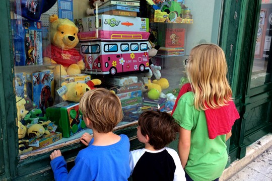 Viața copiilor – o jucărie pentru comercianții iresponsabili!
