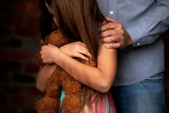 15 ani de închisoare pentru un tată, care și-a abuzat sexual fiica minoră mai mult de trei ani