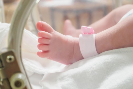 O femeie bolnavă de COVID-19, intubată de o lună, a dat naștere unui copil