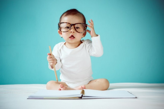 10 trucuri simple prin care să stimulezi inteligența bebelușului tău