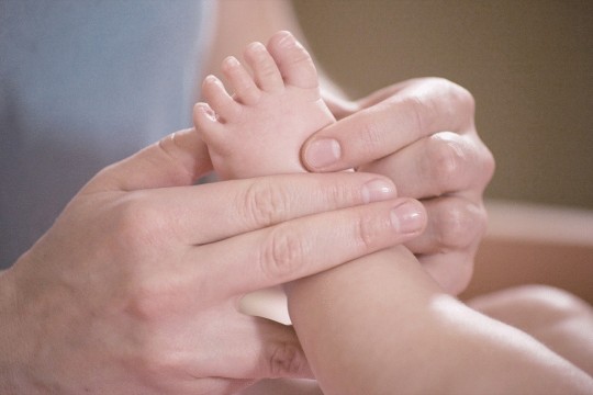 9 motive de ce să-i faceți masaj bebelușului