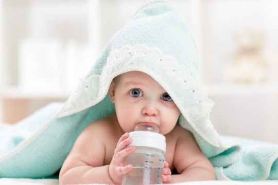 Copilul de până la 6 luni nu are nevoie de apă în dieta sa zilnică, în condițiile unei alimentații corecte