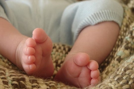 O femeie de 140 kg a născut prin cezariană un băieţel de 5 kg