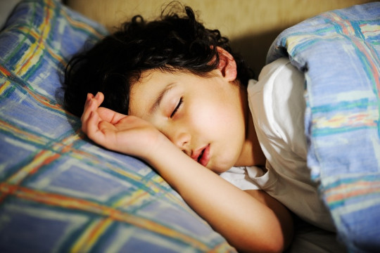 Copilul tău se culcă prea târziu și nu doarme suficient? Iată de ce