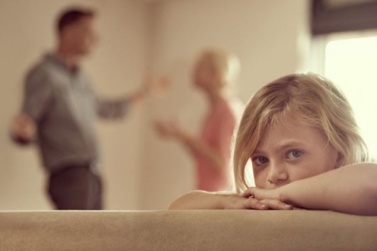 Cum îi afectează pe copii certurile părinților?