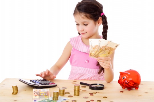 Cum să-ți înveți copilul valoarea banilor. Educație financiară pentru cei mici