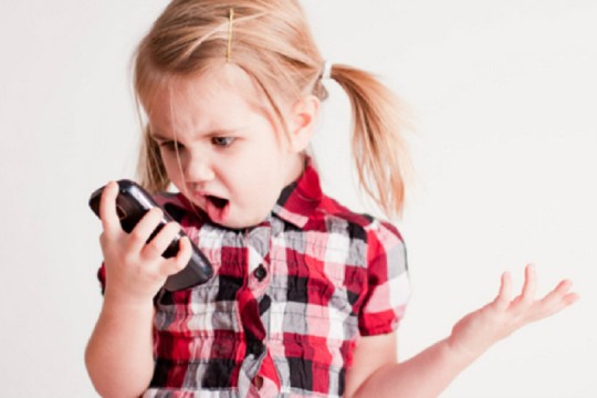 Ce trebuie să știi înainte să-i cumperi copilului un telefon mobil