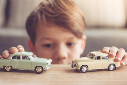 Obsesiile pentru mașini, camioane sau dinozauri îi fac pe copii mai isteți