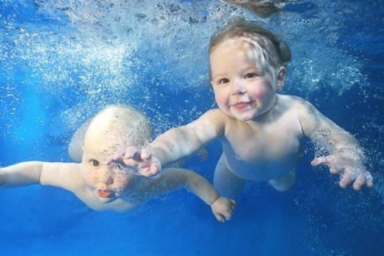 Înotul – cea mai benefică activitate pentru bebelușii născuți prematur sau care au deficiențe de dezvoltare neuromotorie
