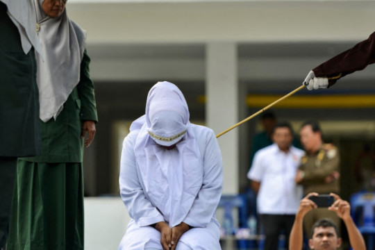 Indonezia: O femeie a fost pedepsită cu 100 de lovituri de bici pentru infidelitate, în timp ce partenerul ei a primit doar 15