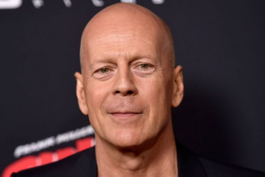 Bruce Willis renunță la actorie după ce a fost diagnosticat cu o boală cruntă care-i afectează capacitatea de a comunica