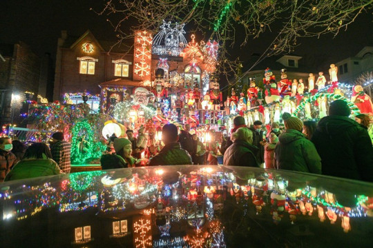 (FOTO) Cum arată de Crăciun un cartier unde fiecare casă este decorată cu mii de lumini