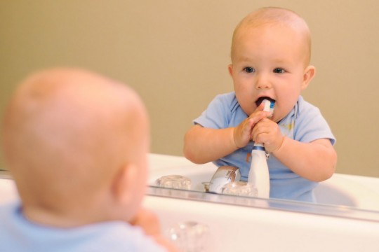 Aspecte esențiale privind spălatul dințișorilor copiilor. 3 componente periculoase pe care NU trebuie să le conțină pasta de dinți!
