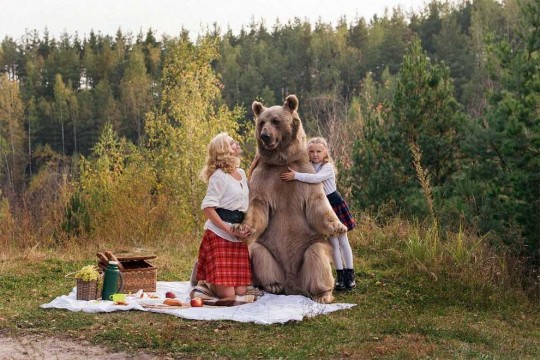 Senzațional: O mamă împreună cu fiica s-au fotografiat în compania unui urs adevărat