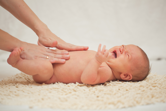 Colicile bebelușilor, pe înțelesul părinților – sfaturi practice de la medic pediatru-neonatolog