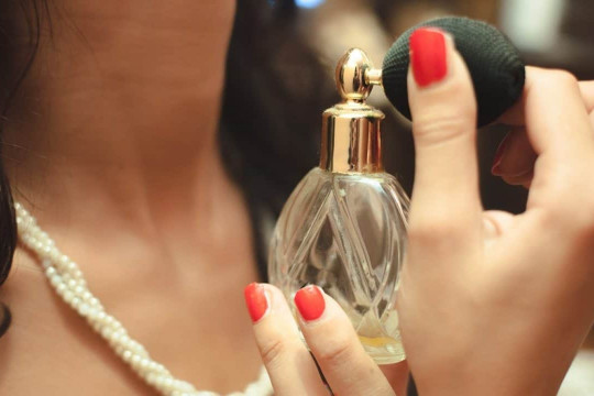 3 greșeli pe care le faci atunci când te dai cu parfum! Ce să faci pentru ca mirosul să persiste mai mult pe piele