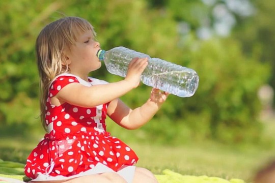 Hidratează corect copilul vara! Câtă apă trebuie să bea în funcție de vârstă și greutate