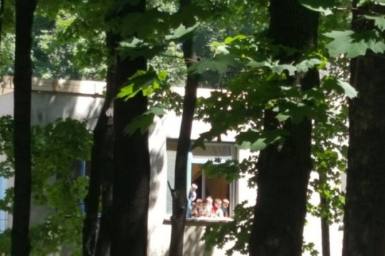 Copiii unei grădiniţe din Chișinău, surprinși pe pervazul unui geam deschis după ce au rămas singuri în grupă