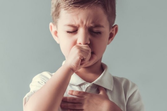 Cum ameliorăm tusea la copii fără a apela la antibiotic – sfaturi de la medic pediatru