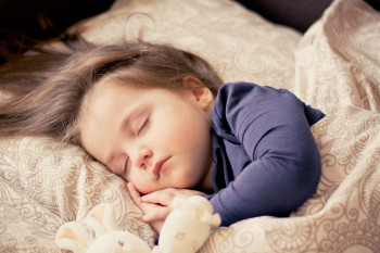 Ce faci când copilul nu vrea să doarmă la prânz? În niciun caz nu te certa cu el. Strategii propuse de psiholog