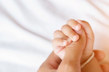 Caz șocant: Și-a abandonat bebelușul nou-născut la spital după ce a aflat că este infectat cu COVID-19