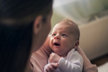 Medic oftalmopediatru: În prima săptămână de viață, bebelușii pot să perceapă obiectele numai în alb, negru sau gri