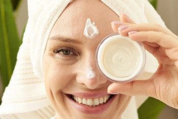 Crema DIY cu vaselină care șterge ridurile peste noapte – eficientă, naturală și accesibilă