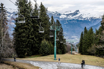 Alpii au rămas fără zăpadă. Peisaj de iarnă cu iarbă verde