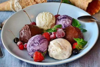 Înghețată de casă cu fructe. Un desert ideal pentru zilele toride de vară
