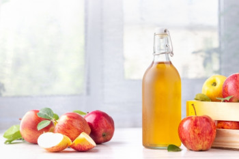 7 moduri în care poţi folosi oţetul de mere pentru sănătate şi îngrijire