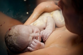 Povestea unei nașteri traumatizante: Bebelușul s-a născut cu clavicula dreaptă ruptă