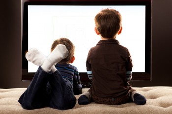 Televizorul şi efectele asupra sănătăţii copiluli tău