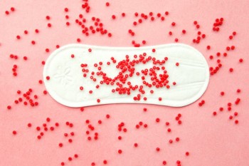 Menstruația cu cheaguri – ce probleme de sănătate poate ascunde?
