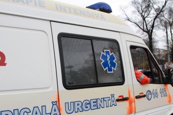 Un copil de 2 ani a ajuns în stare gravă la spital după ce a căzut în groapa cu bălegar