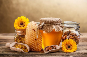 Ce beneficii îți aduce o lingură de miere, zilnic?