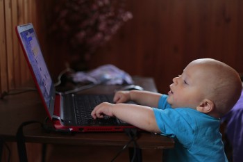 Bebelușii lăsați în fața ecranelor se dezvoltă mai lent. Iată la ce vârstă se observă întârzierile!