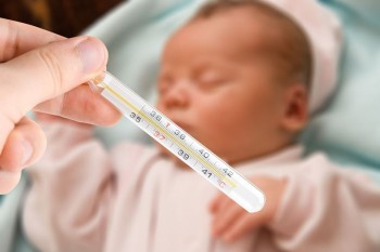 Medic pediatru: 5 mituri despre febra la copii
