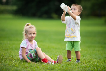 Vara e aici! 12 strategii prin care să-ți determini copilul să bea mai multă apă