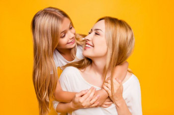 10 activități prin care o mamă și o fiică adolescentă se pot conecta una cu cealaltă