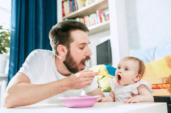 10 alimente interzise bebelușului sub 1 an și greșelile frecvente ale părinților