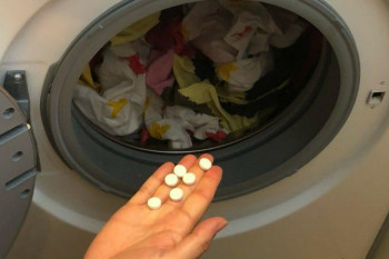 De ce este bine să pui aspirină în mașina de spălat