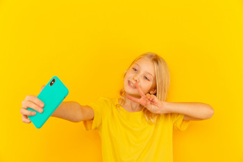 Copilul vrea Snapchat pe telefon? Ce setări trebuie să faci pentru siguranța lui