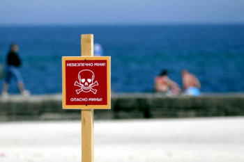 Un bărbat a fost aruncat în aer de o mină pe o plajă din Odesa, unde venise cu familia